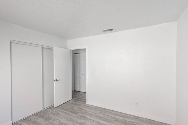 Building Photo - 3 Bed, 2.5 Bath Henderson Beauty