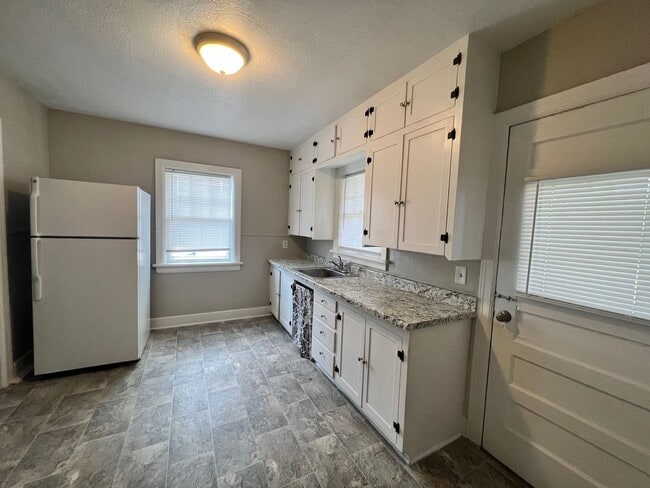 Building Photo - Coming Soon 4/10/26! Newton 1 Bedroom for Rent!