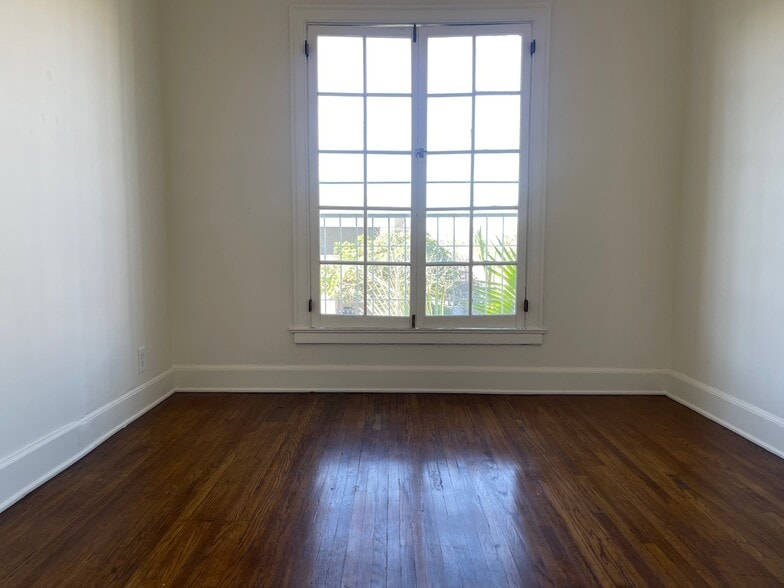 Building Photo - 3000 Kenwood Ave