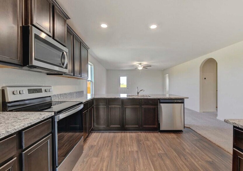 Granite counter tops in kitchen - 10962 Delight Grv