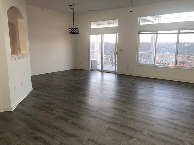 Building Photo - 285 Skyview Ct