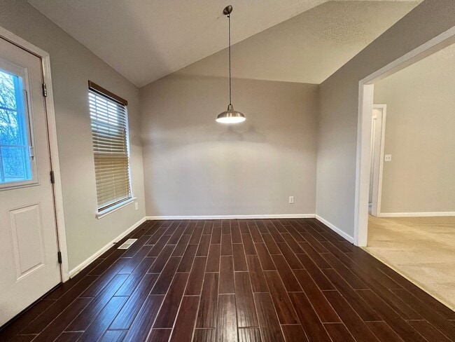 Building Photo - 3 Bedroom 2 Bathroom Home w/ Garage on One Level