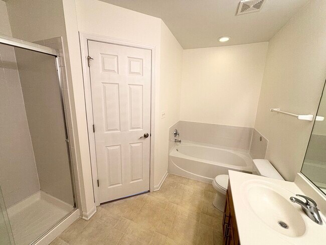 Building Photo - 652 Lincoln Station Dr