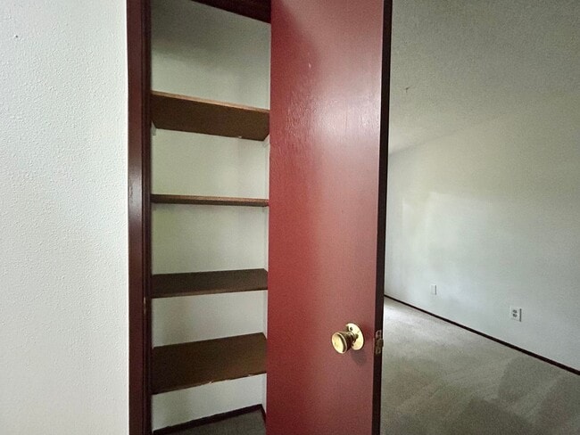 Building Photo - Bright and Open 3 Bed, 1 Bath House!