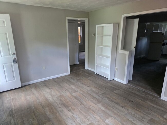 Building Photo - Spacious 3BD/2BA Home
