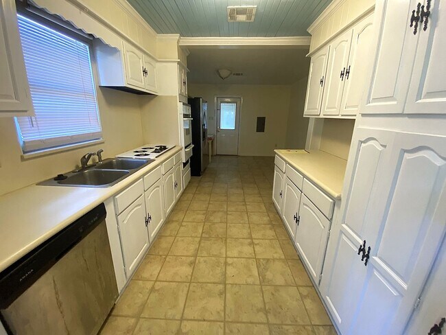 Building Photo - 3BR/2BA Home with Garage in an Established Lake Charles Neighborhood