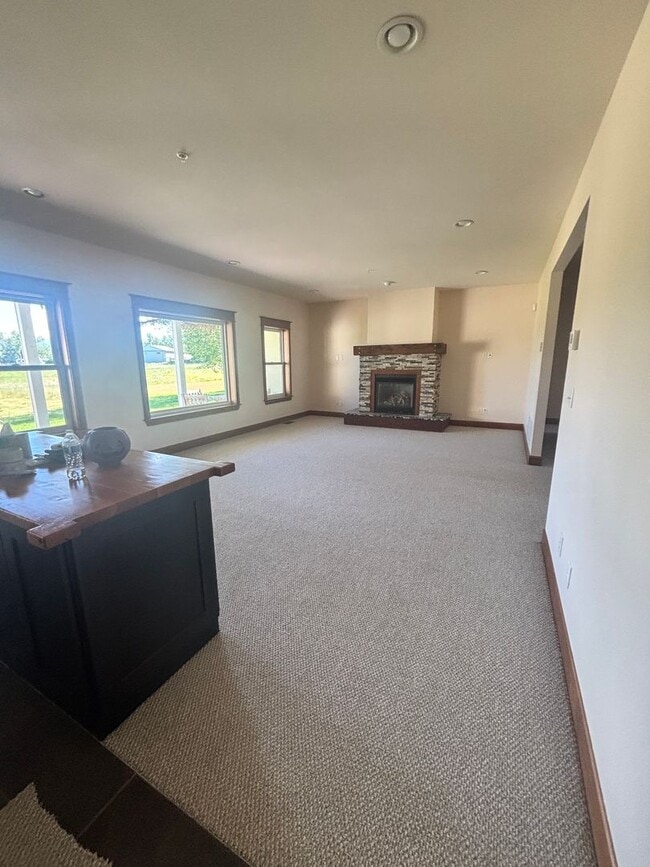 Building Photo - Beautiful 4B/3B home on acreage with mountain views