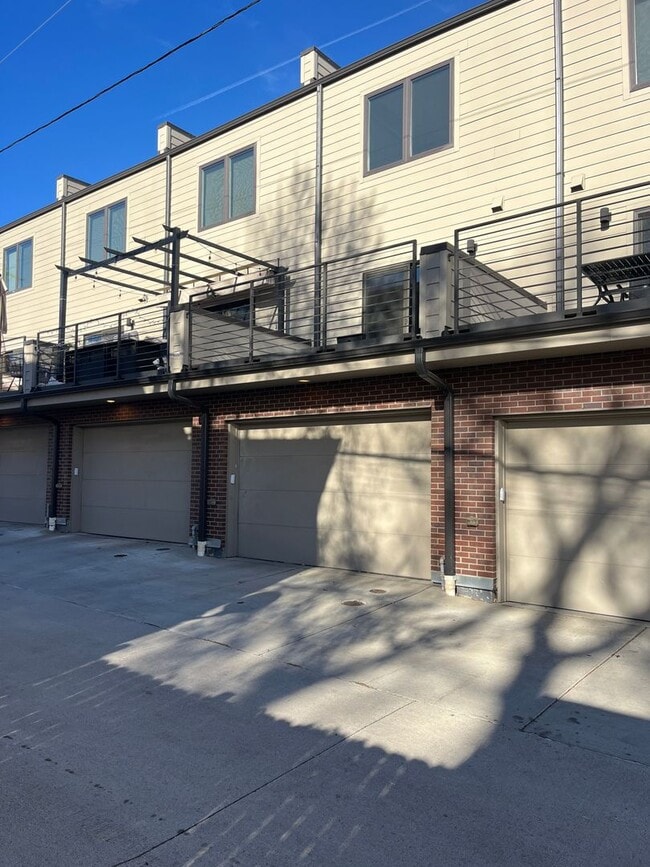 Building Photo - 2858 Hazel Ct