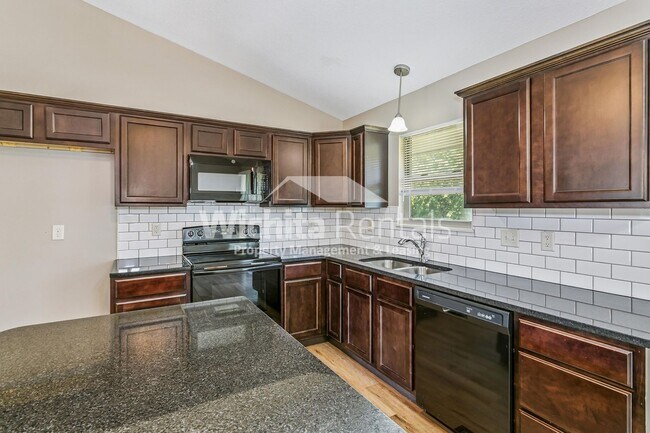 Building Photo - Large 4 bedroom 3 bathroom duplex
