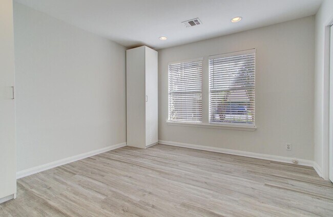 Building Photo - 5704 Darling St