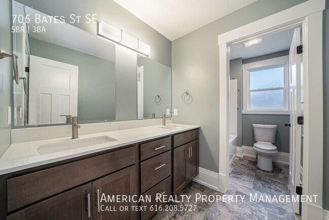 Building Photo - 706 Bates St SE