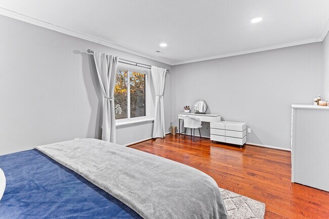 Building Photo - 6560 Ridgefield Cir