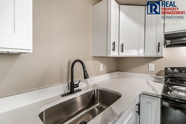 Building Photo - 1812 Sanford Dr