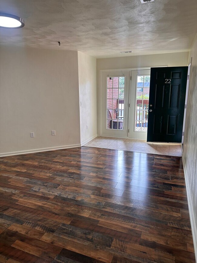 Building Photo - 4 Bedroom 2 Bath Apartment 2nd Floor