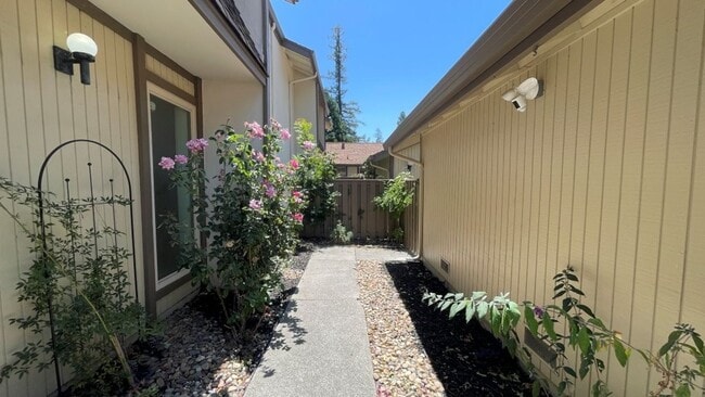 Building Photo - Walnut Creek! Highly desirable Countrywood...