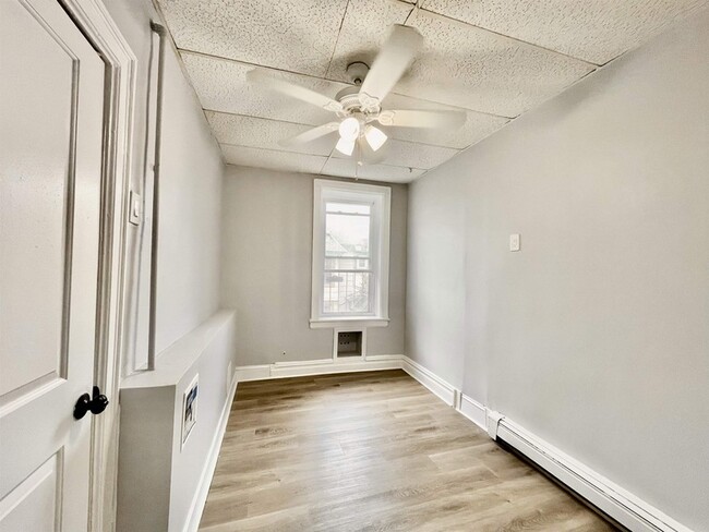 Primary Photo - 159 Hutton St