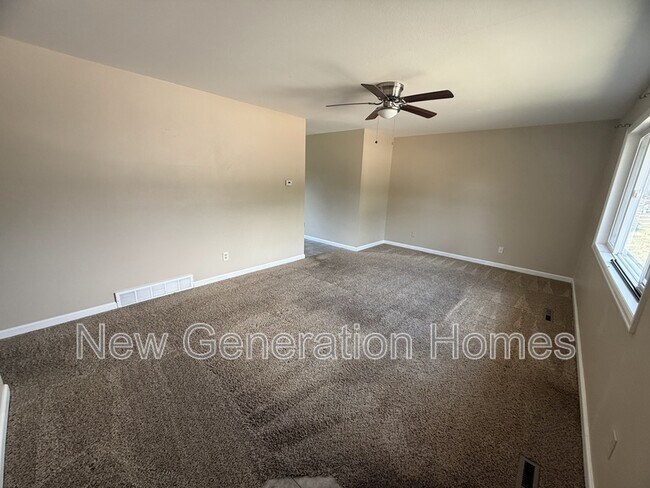 Building Photo - 4425 Fortune Cir S