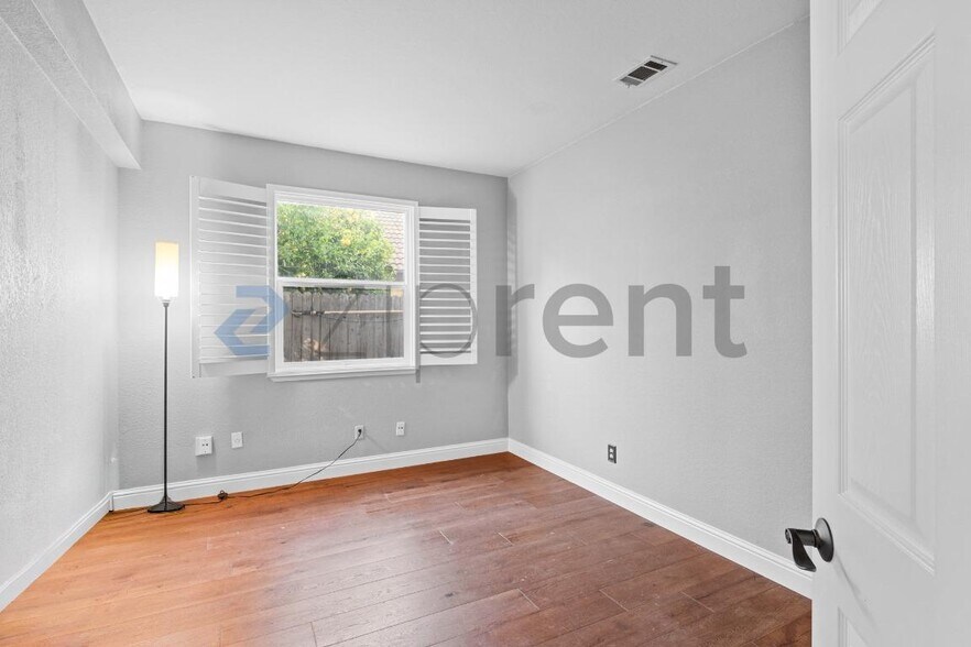 Building Photo - Unit