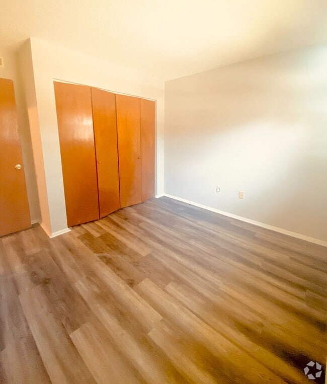 Building Photo - 2421 Camellia Dr