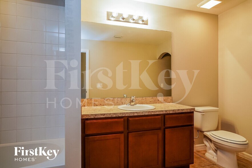 Building Photo - 1117 SE 18th Terrace