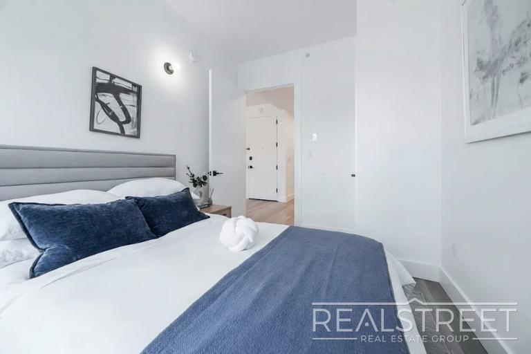 Building Photo - Welcome home to this bright and well-proportioned 2-bedroom, 1-bath apartment on a charming, tree-li