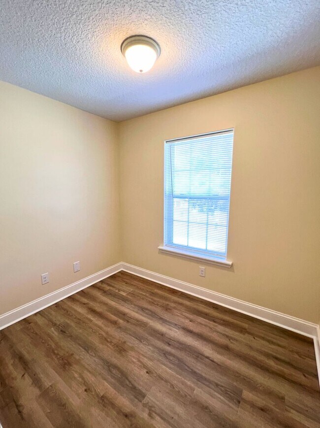 Building Photo - Updated 3/2 close to I95