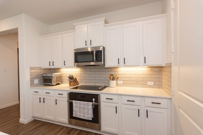 Building Photo - 501 Sixpence Ln