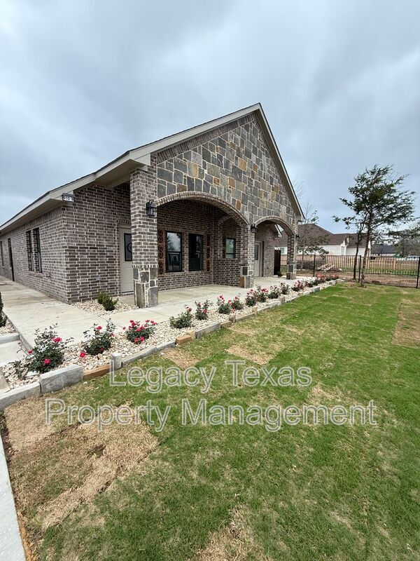 Building Photo - 910 Fuller Ave