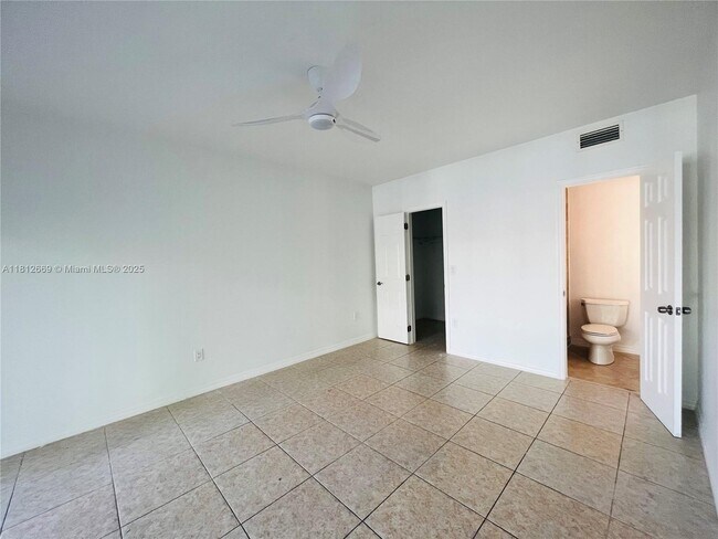 Building Photo - 946 Bay Dr