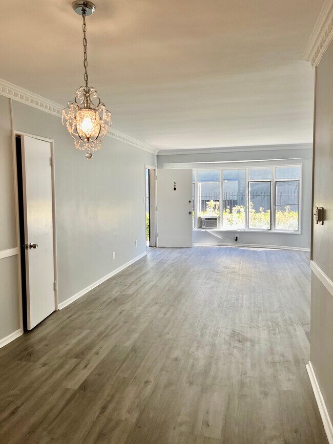 Building Photo - 1615-1621 N Hobart Blvd