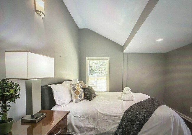 Building Photo - Charming 4BR House in Atlanta
