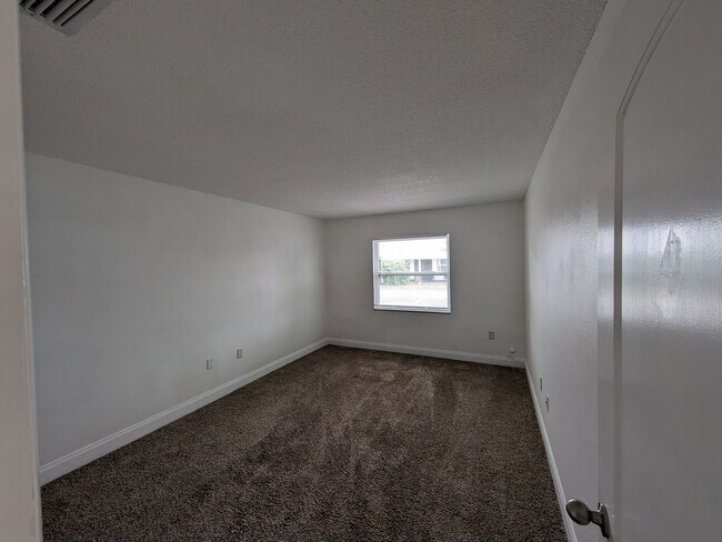 Building Photo - Ground Floor 2/1 **Water/Sewer Included**