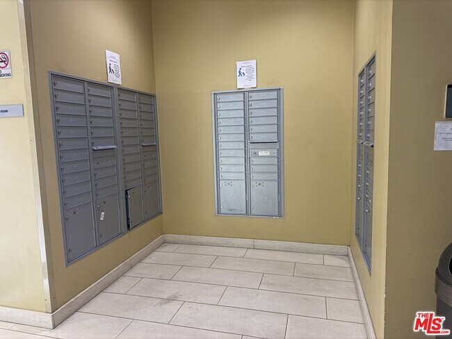 Building Photo - 901 Flower St