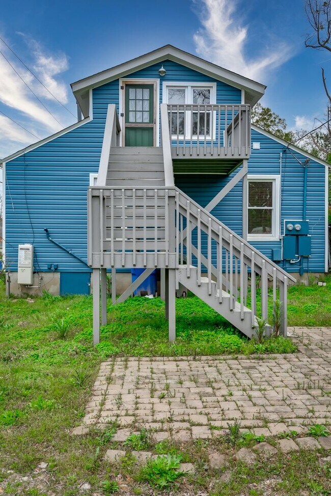 Building Photo - Pre-Leasing for the 26-27 School Year! - W...