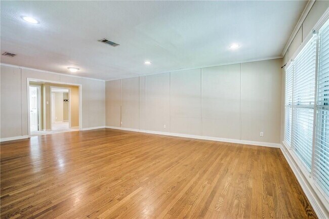 Building Photo - Spacious 5 Bedroom Home Near TCU Available 6/15/26