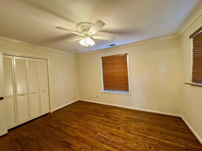 Building Photo - Idyllic Green Hills Home