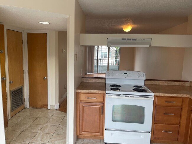 Building Photo - FREE MONTH Modern Duplex with Pool, Parking, 2 balconies and 1 deck, Large Bedrooms,1.5 bath Laun...