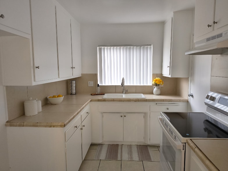 Building Photo - 400 E Live Oak St