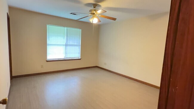 Building Photo - 103 Valley Creek Dr