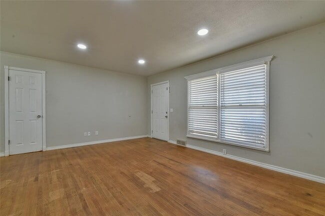 Building Photo - 2105 Carpenter Dr