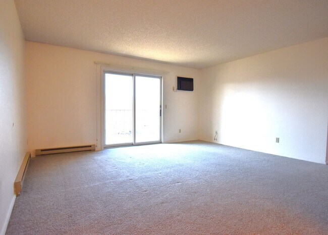 Building Photo - Top floor apartment! Close to MSU and downtown!