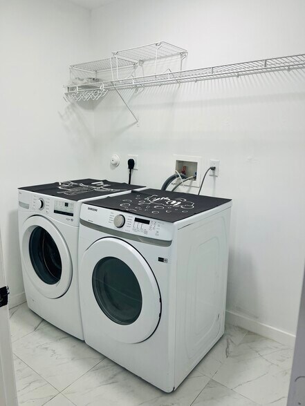 Building Photo - 4950 White Mangrove Way E