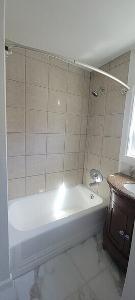 Bathroom - 414 N Glenwood Pl