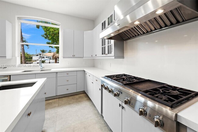 Building Photo - 552 Palm Dr