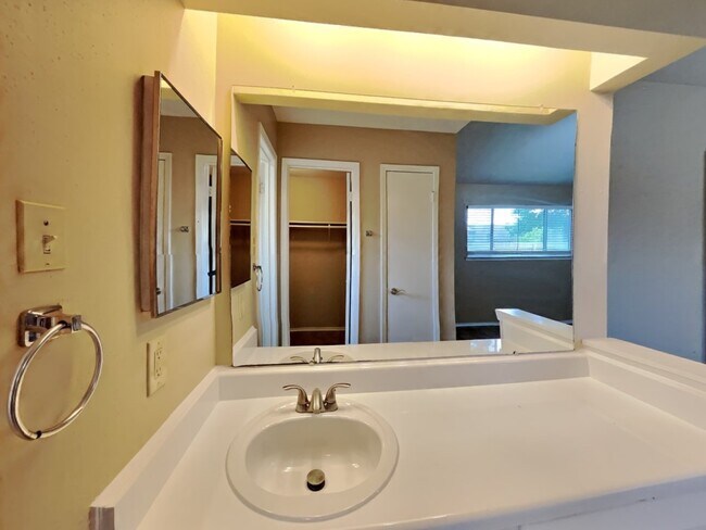 Building Photo - 2818 Mayflower Landing Ct