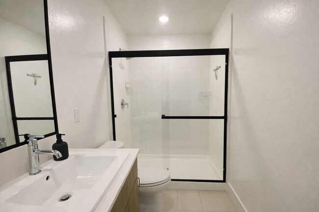 Building Photo - Modern Clovis Town Home, 2BR/2BA, CUSD w/ Solar