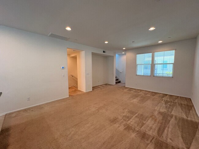 Building Photo - 3 Bed, 4 Bath in Eastvale!