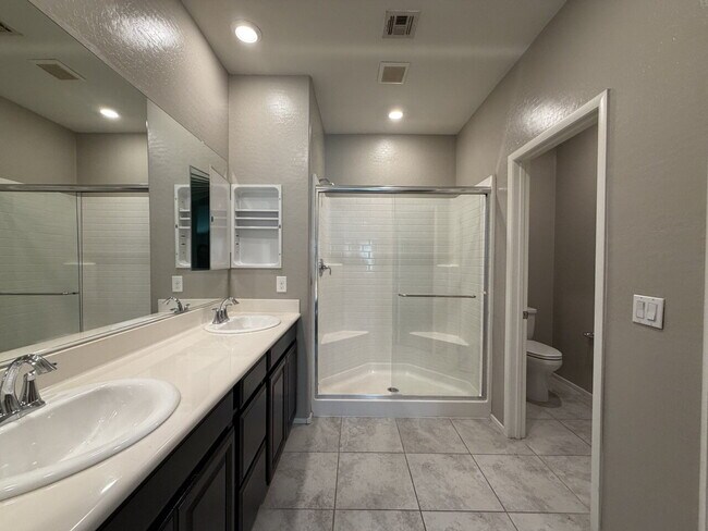 Building Photo - GATED 3 BED 3 BATH 2 CAR GARAGE TOWNHOUSE W/ BED AND BATH DOWNSTAIRS + LOFT & YARD. COMMUNITY FEA...