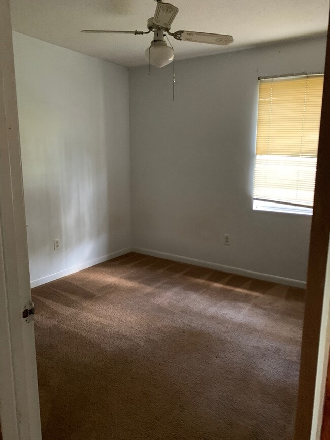 Building Photo - Your Dream Home Awaits in a Charming 3-Bedroom Oasis!