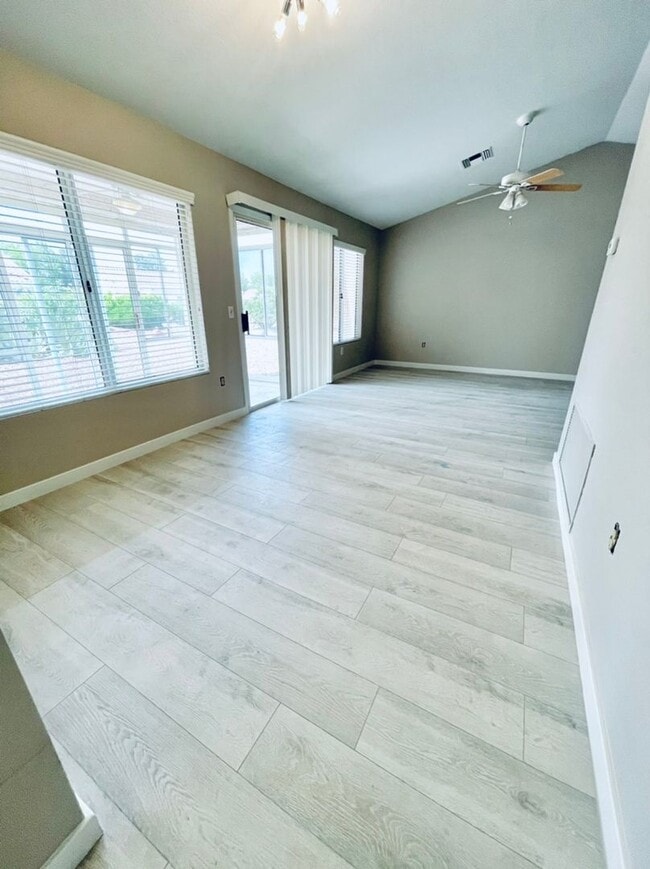 Building Photo - Very Cute 2-Bedroom/2-Bathroom + Den, Single Story Home in Sun City Summerlin! 55+